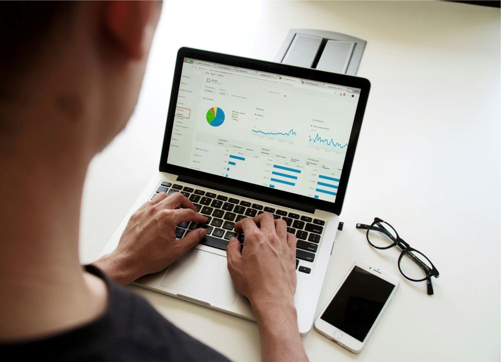 Análise de dados de marketing digital em gráficos no portátil