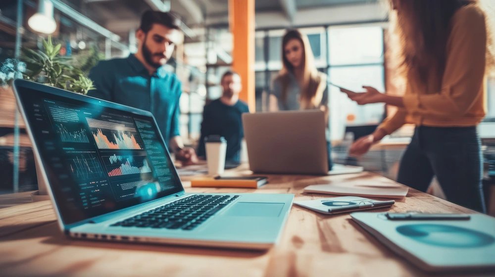 Equipa de marketing digital a analisar dados em computadores portáteis para desenvolver estratégias de crescimento e optimização de campanhas online