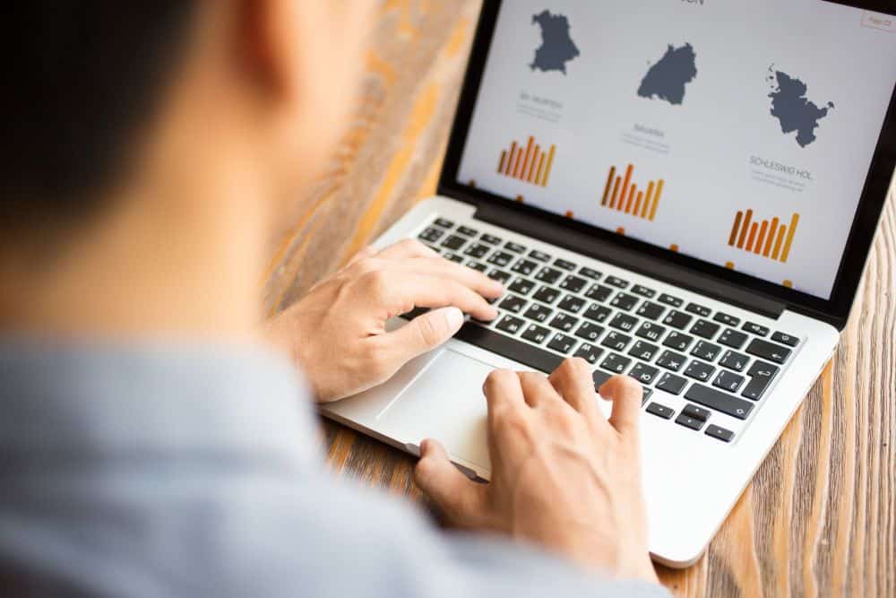 Relatórios GA4 prontos: painel financeiro e métricas no portátil