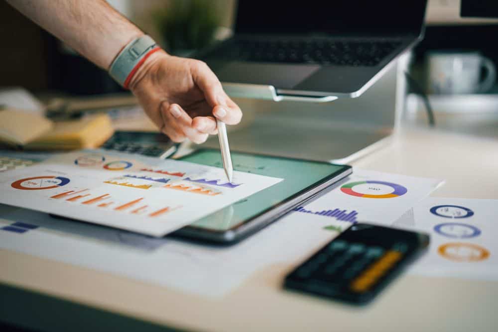 Relatórios GA4, UTMs e análises de marketing numa secretária