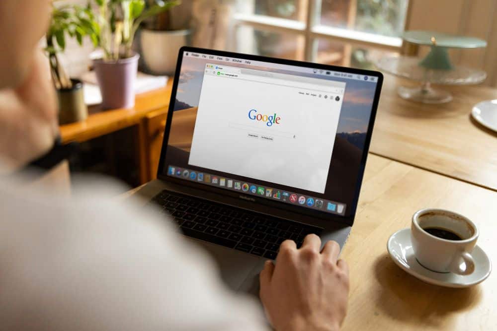 Planeamento de investimento no Google Ads com foco em orçamento diário e métricas de custo