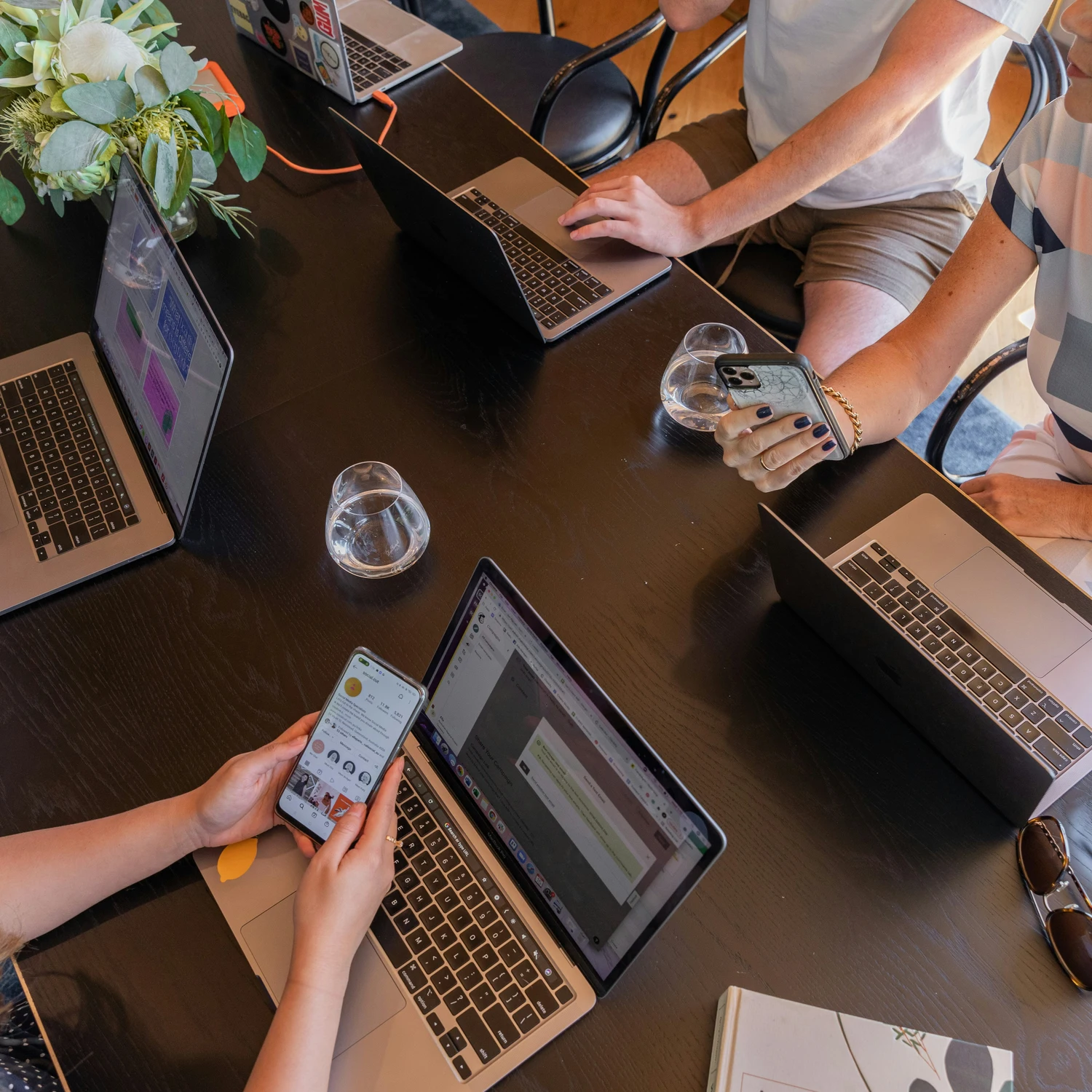 Equipa de marketing digital a otimizar geração de leads no site
